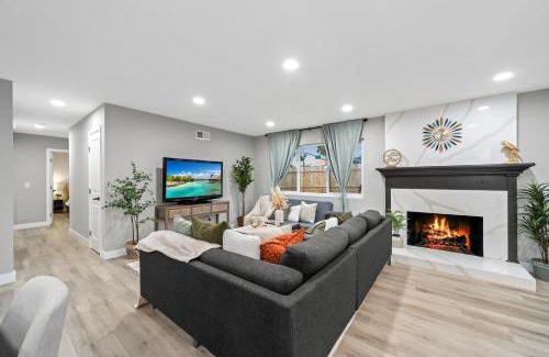 La Presa House | Entire Luxury 3-Bedroom House with Hot Tub, Garage, King Bed, Available Now