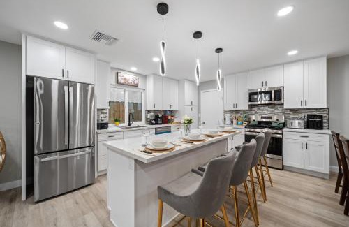 La Presa House | Entire Luxury 3-Bedroom House with Hot Tub, Garage, King Bed, Available Now