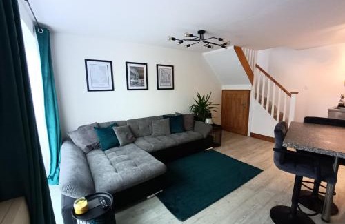 Alverstoke Apartment | Entire modern cottage close to beach - Pet friendly