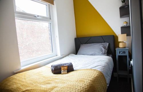 Belle Vue House | Entire Modern Home in Manchester and Near Peak District
