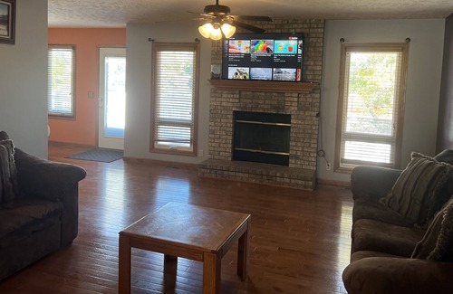 Lincoln House | Entire Premier Single House by 27th St & Pine Lake Rd, 14 Minutes to Downtown