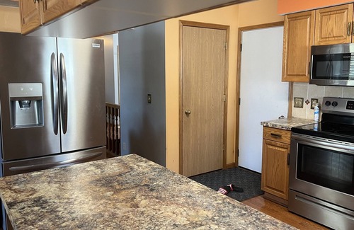 Lincoln House | Entire Premier Single House by 27th St & Pine Lake Rd, 14 Minutes to Downtown