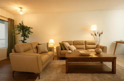 Garfield Apartment | Entire Stylish 2-Bedroom Townhouse, Beach & Disney