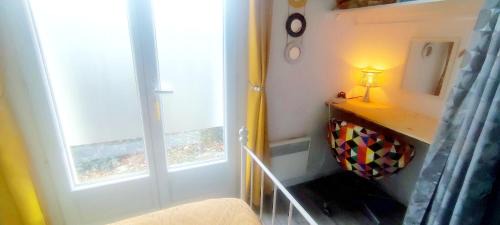 Aureilhan House | EntreLac&Océan1 - chambre d'hôtes chez l'habitant, Entrée et terrasse privée- cyclotouristes bienvenue