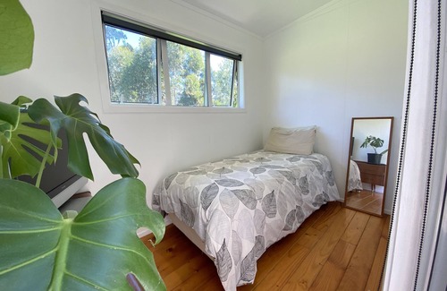 Houhora Cabin | Epic holiday or retreat venue- Massive yoga/chill room with beach only 1min away