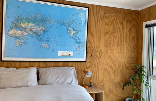 Houhora Cabin | Epic holiday or retreat venue- Massive yoga/chill room with beach only 1min away