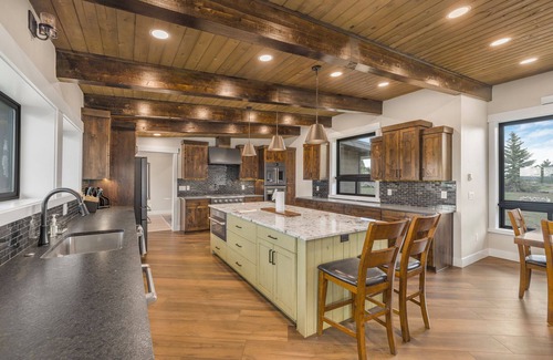 Island Park Cabin | Epic Private Lake-Modern Lodge+AC+WiFi+50minstoYNP