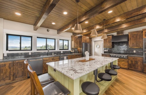 Island Park Cabin | Epic Private Lake-Modern Lodge+AC+WiFi+50minstoYNP