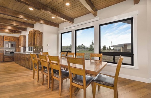 Island Park Cabin | Epic Private Lake-Modern Lodge+AC+WiFi+50minstoYNP