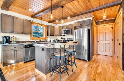 Sunday River Area Cabin | Epic Views, Hot Tub, GameRoom & Bar, FirePit, Pets Ok, Sunday River