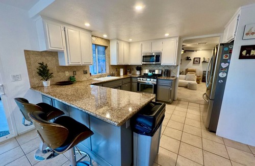 Joshua Tree House | Epic Views, Huge House, Acres of J-Trees to explore + Hot Tub, Pool, AC & Golf!