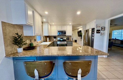 Joshua Tree House | Epic Views, Huge House, Acres of J-Trees to explore + Hot Tub, Pool, AC & Golf!