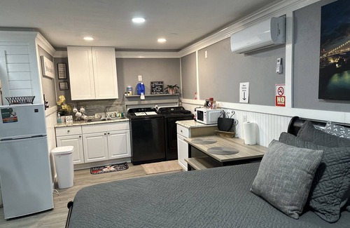 Spring House | Equipped Studio with Generac back up powered & pet friendly. Hablo espanol