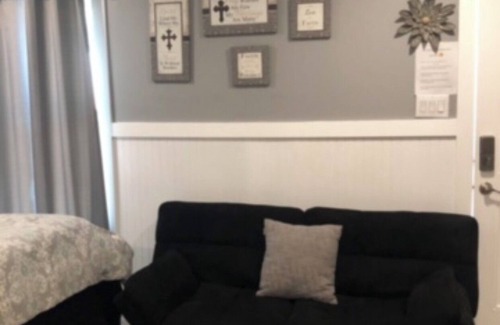 Spring House | Equipped Studio with Generac back up powered & pet friendly. Hablo espanol