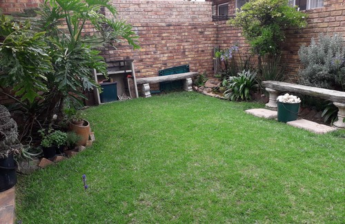 Farrarmere House | Erica’s: Farrarmere - Queen size bed for 1 person or a couple.