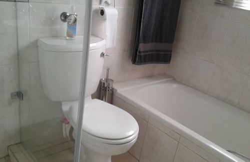 Farrarmere House | Erica’s: Farrarmere - Queen size bed for 1 person or a couple.