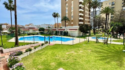 Carihuela House | Escapada de Relax y Diseño con Piscina y Barbacoa