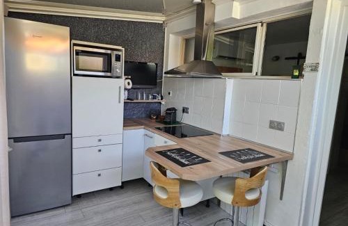 Toulon - Hyeres Apartment | Escapade à 2 à 300 mètres de la mer tout confort