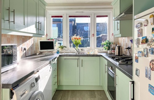 Montrose Cottage | Escape to a cosy coastal retreat in Montrose, where you can unwind in style.