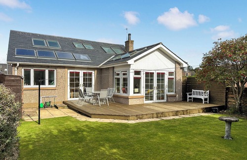 Montrose Cottage | Escape to a cosy coastal retreat in Montrose, where you can unwind in style.