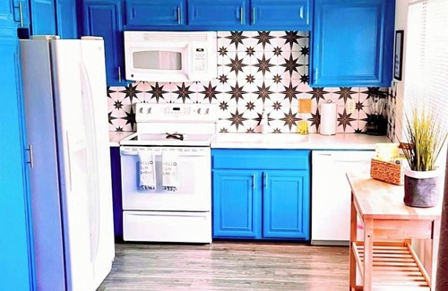 Palm Springs Condo | Escape to a fresh 70's Mid Century-Modern Boho-inspired Condo in Palm Springs!