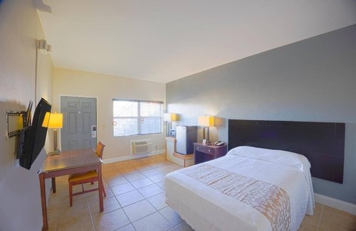 Le Barons Of Titusville Hotel | Escape To A Titusville Modern Room Near Chain Of Lakes Park