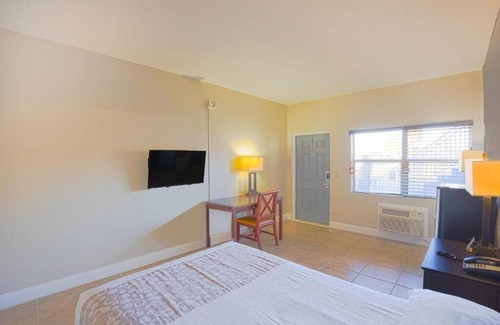 Le Barons Of Titusville Hotel | Escape To A Titusville Modern Room Near Chain Of Lakes Park