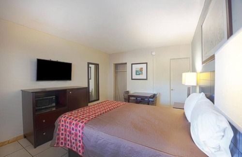 Le Barons Of Titusville Hotel | Escape To A Titusville Modern Room Near Chain Of Lakes Park
