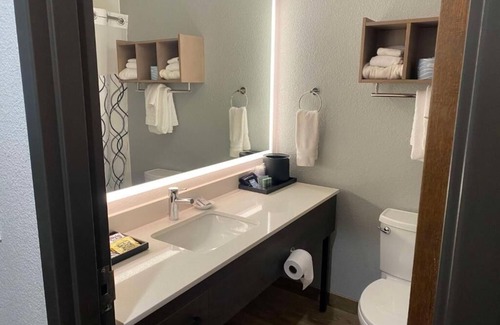 Wasilla Hotel | Escape to Lakeside Oasis | Pet-Friendly | Complimentary Breakfast