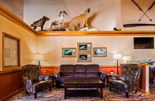 Wasilla Hotel | Escape to Lakeside Oasis | Pet-Friendly | Complimentary Breakfast