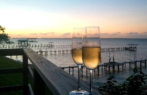 Bacliff Apartment | Escape to "LaView"/Love in the Air/Take Time to Enjoy "LaView"