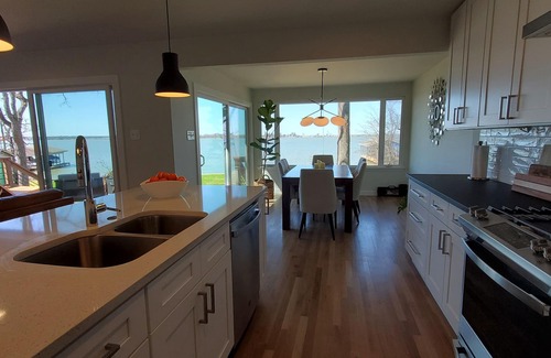 Gun Barrel City House | Escape to the Lake - Waterfront bungalow w firepit & amazing views