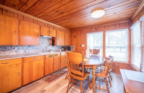 Houghton Lake Apartment | Escape to the Lake! Rustic Apt