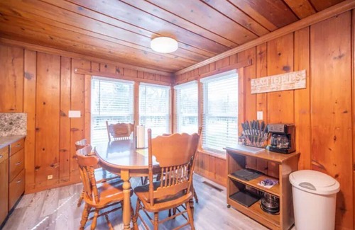 Houghton Lake Apartment | Escape to the Lake! Rustic Apt