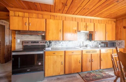 Houghton Lake Apartment | Escape to the Lake! Rustic Apt