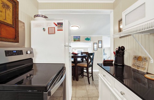 Tybee Island Cottage | Escape to this charming 2-bedroom, 1-bath beach cottage