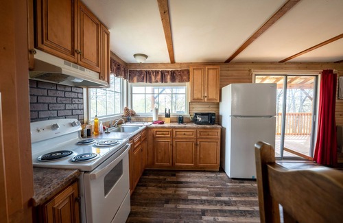 Bennett Springs Cabin | Escape to your cozy cabin near Bennett Spring State Park