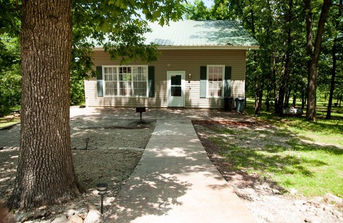 Bennett Springs Cabin | Escape to your cozy cabin near Bennett Spring State Park