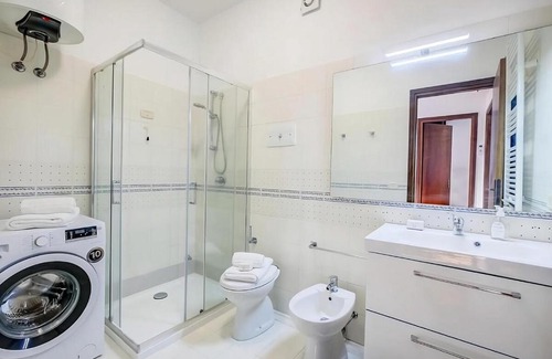 Villanuova sul Clisi Apartment | Esclusiva Vista Lago con Piscina e Parcheggio -Salò-