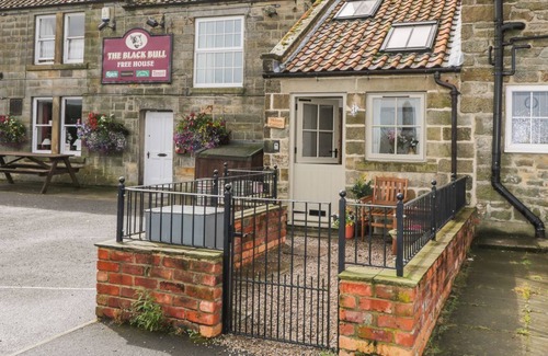 Ugthorpe Cottage | ESMES COTTAGE, pet friendly, character holiday cottage in Whitby