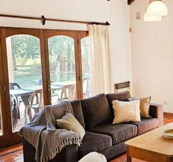 Chacras de Coria House | Espaciosa y cálida en medio de gran parque
