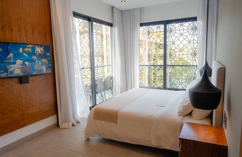 Luis Donaldo Colosio Hotel | Estamos a dos Calles de Martina Beach Club y a una Calle de la Quinta Avenida