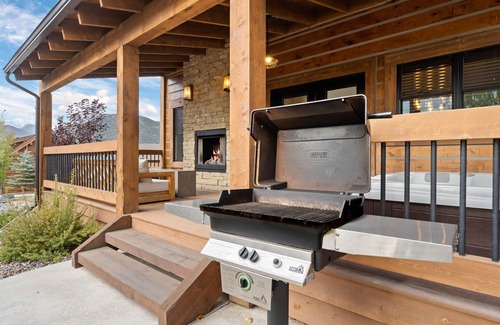 Estes Park Cabin | Estes Retreat – Indoor/Outdoor Fireplace, Jacuzzi, Close to Downtown Estes