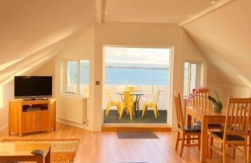 Appledore Apartment | Estuary View Apartment with Balcony