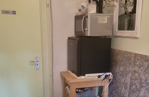 Duivendrecht Other | EU ids+ flight tickets required 3mx2m room with 1mx1m bathroom