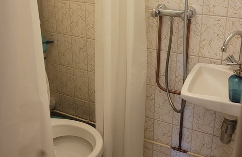 Duivendrecht Other | EU ids+ flight tickets required 3mx2m room with 1mx1m bathroom