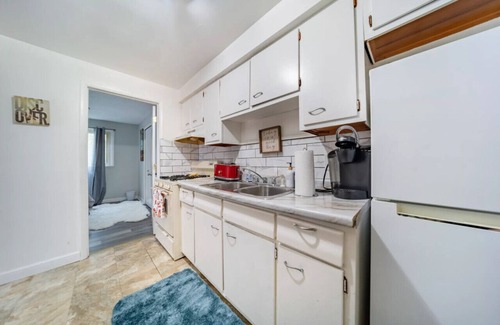 Euclid House | Euclid Eclipse 3 BR 1 bath w king bed for up to 7 guests