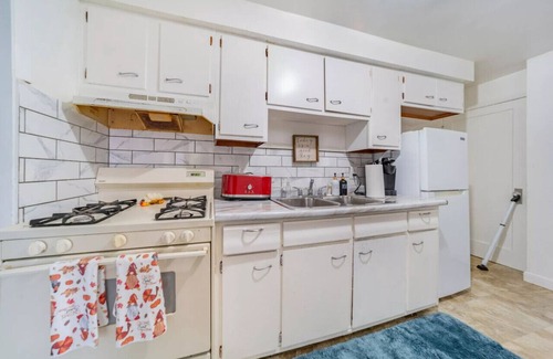Euclid House | Euclid Eclipse 3 BR 1 bath w king bed for up to 7 guests