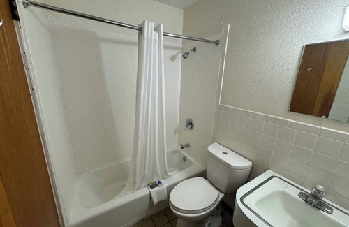 Bay City Hotel | Euclid Motel