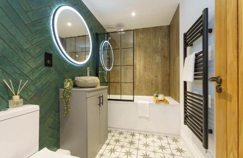 Staple Hill Apartment | Euphorbia - 1 Bedroom Luxury Apartment by Mint Stays
